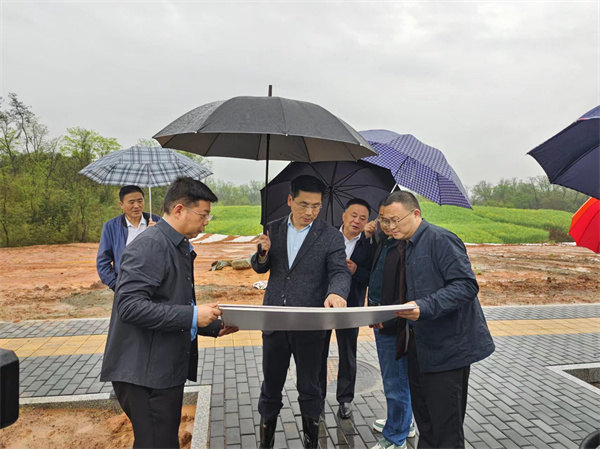 4月2日，洪董，潘總陪同王奇勇縣長一行調(diào)研重點項目1.jpg